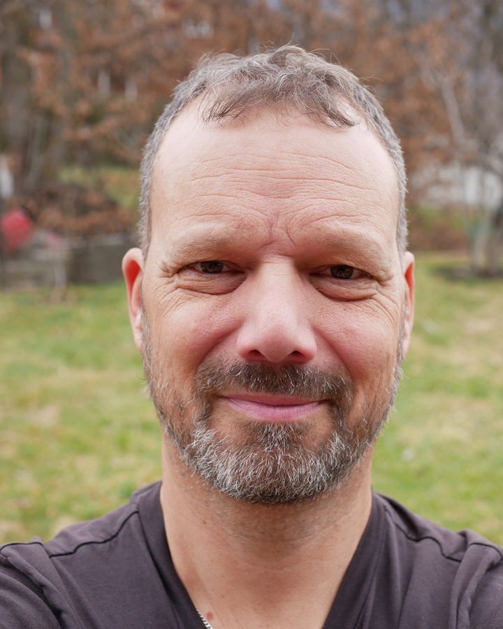 Portrait de Yannick Bisson, ingénieur acousticien, fondateur de Bisson Acoustique